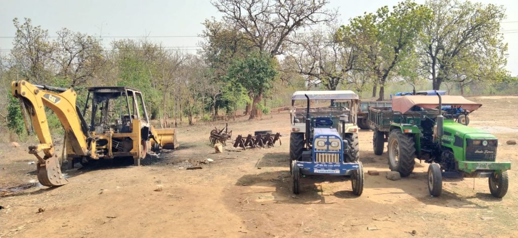 बोकारो : पूरी तरह जल चुका जेसीबी और खड़े ट्रैक्टर