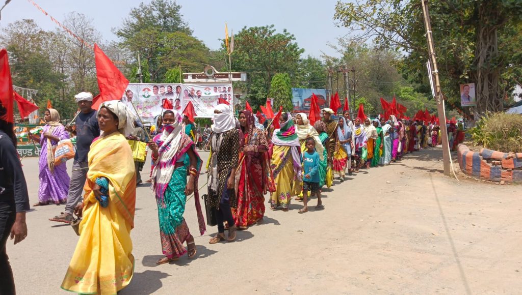 बिजली विभाग के खिलाफ रैली निकलते ग्रामीण