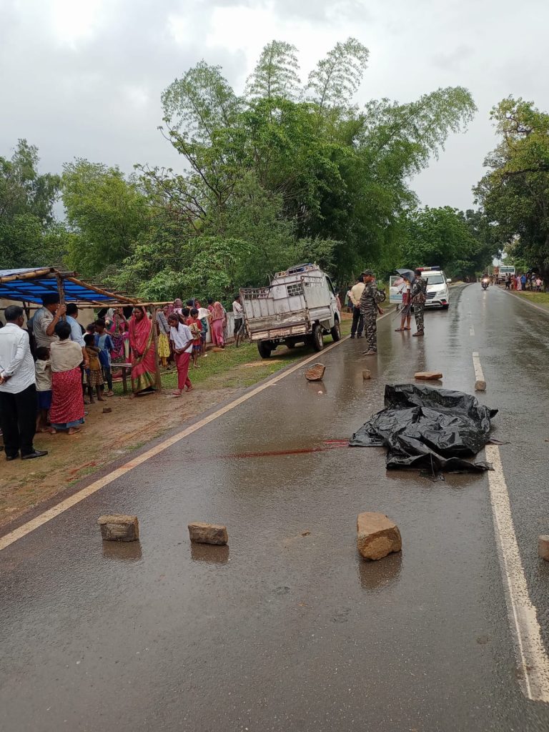 दुर्घटना के बाद सड़क पर शव रखकर सड़क जाम