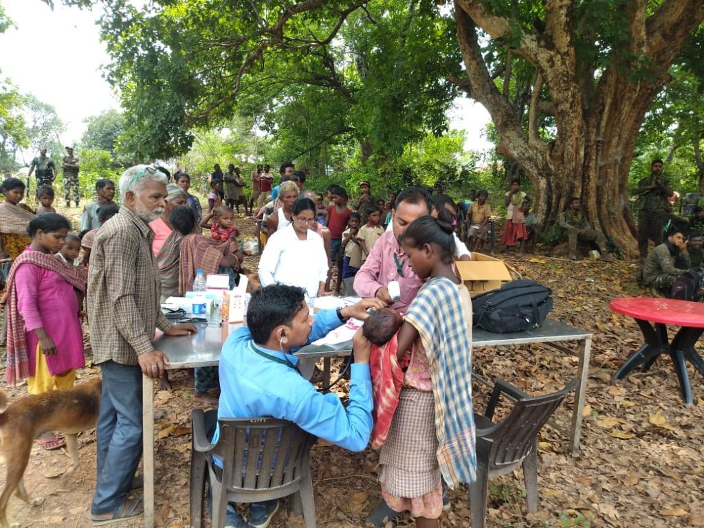 चिकित्सा शिविर में ग्रामीणों का इलाज करते डॉक्टर