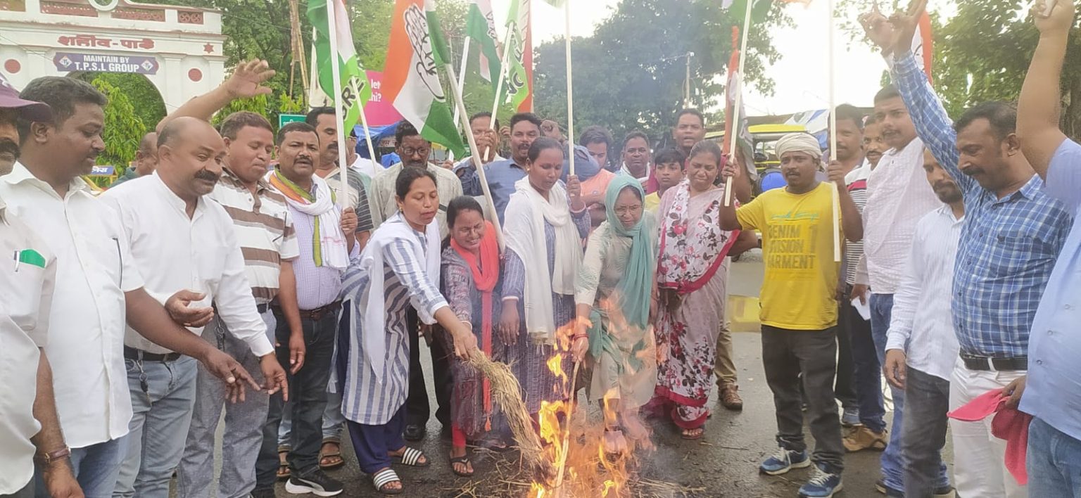 पुतला दहन करते कांग्रेस कार्यकर्ता