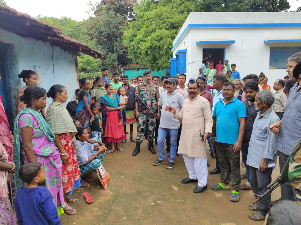 ग्रामीणों से बात करते पूर्व मुख्यमंत्री मधु कोड़ा