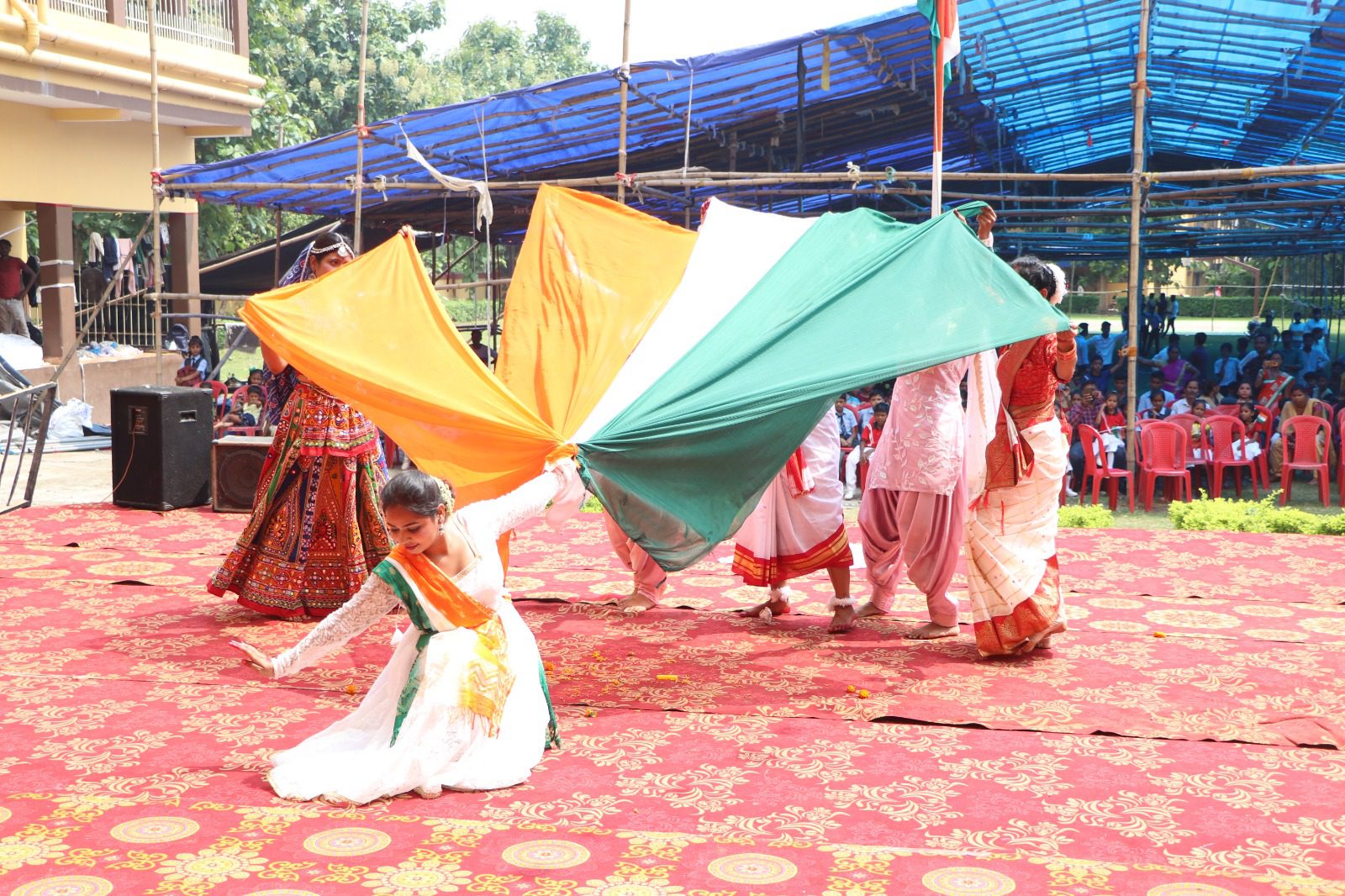 रंगारंग कार्यक्रम प्रस्तुत करते बच्चे