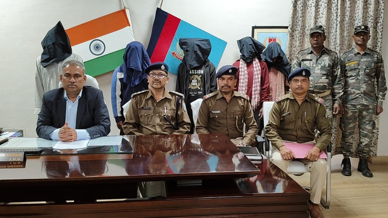 चाईबासा : रेलवे ट्रैक पर बरामद चार शवों के हत्याकांड का 24 घंटे में उद्भेदन, 5 अभियुक्तों को भेजा गया जेल, देखें Video IMG-20240218-WA0038