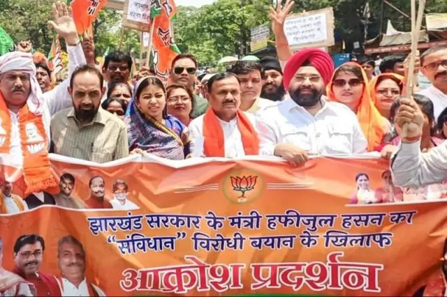 जमशेदपुर : मंत्री हफीजुल हसन अंसारी के बयान का भाजपा ने किया जमकर विरोध प्रदर्शन, डीसी को सौंपा ज्ञापन