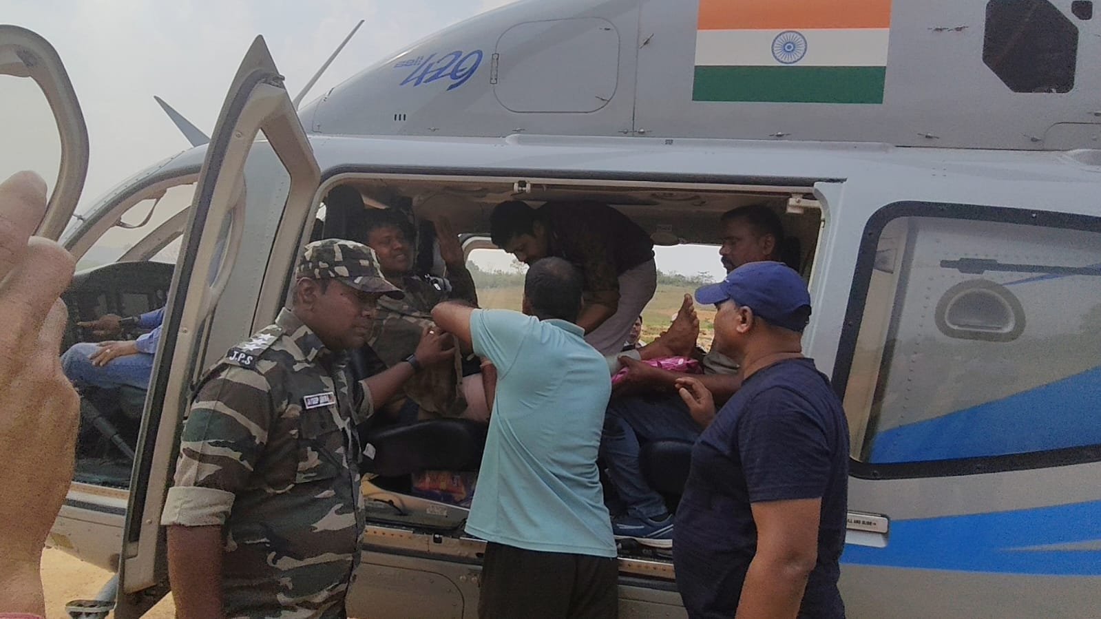 घायल जवान को हेलीकॉप्टर में ले जाते जवान