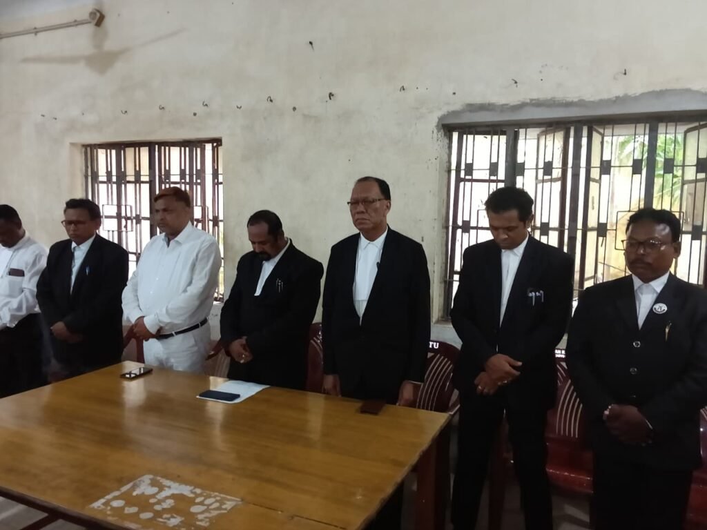 युवा अधिवक्ता दिनेश पूर्ति के निधन को लेकर बार एसोसिएशन में श्रद्धांजलि सभा का किया गया आयोजन