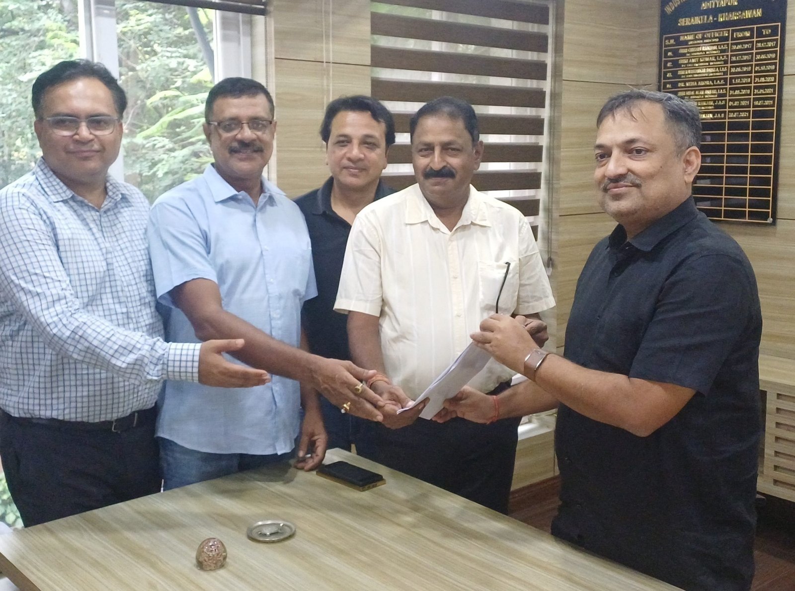 Adityapur ISRO Demand common facility center in industrial area: आदित्यपुर औद्योगिक क्षेत्र में कॉमन फैसिलिटी सेंटर स्थापना को लेकर ज़ियाड़ा रीजनल डायरेक्टर से मिले इसरो अध्यक्ष IMG_20250830_141808