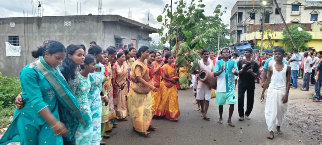 चाईबासा में आदिवासी समुदाय ने धूमधाम से मनाया करमा पूजा पर्व