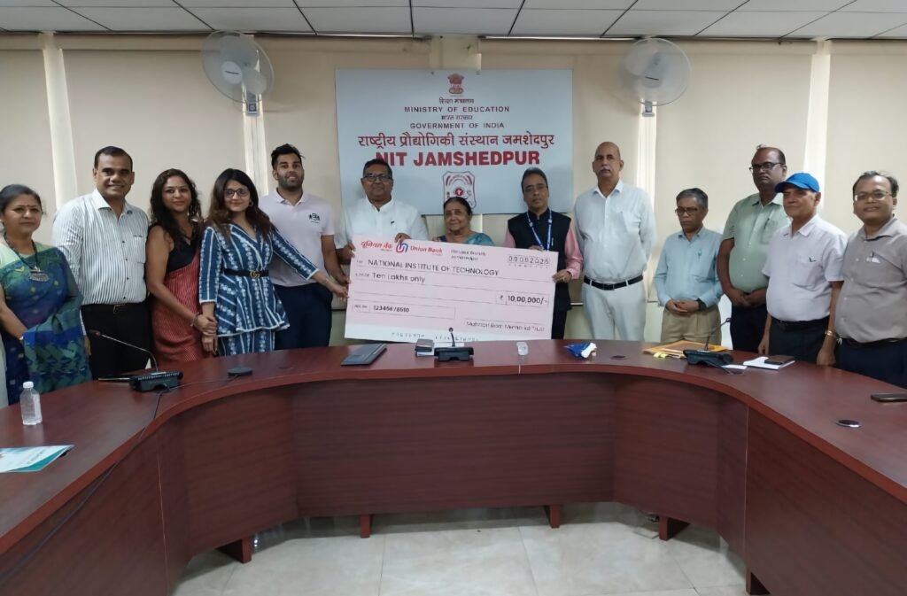 Adityapur NIT Mahavir Ram Memorial Trust Donate 20 lakhs: एनआईटी जमशेदपुर के मेधावी छात्रों को मिलेगी छात्रवृत्ति, महावीर राम मेमोरियल ट्रस्ट ने दिया 20 लाख का चेक IMG 20250909 WA0067