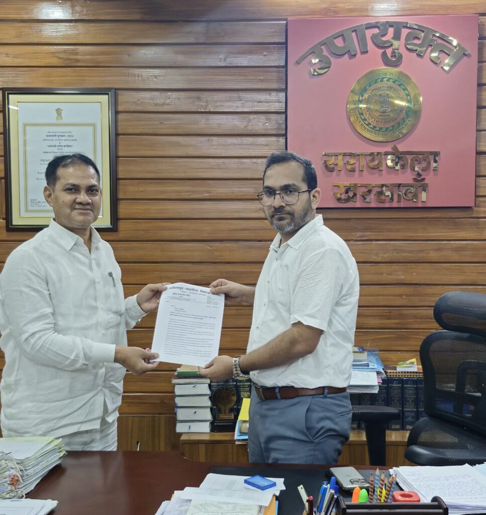 Adityapur Purendra met Deputy Commissioner: दुर्गा पूजा के सफल आयोजन को लेकर उपायुक्त से मिले पुरेन्द्र, सौंपा 11 सूत्री माँग पत्र IMG 20250910 WA0024