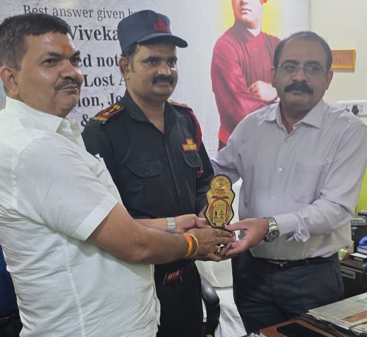 Adityapur Brave Guard Caught Thief: आदित्यपुर में जांबाज गार्ड की वीरता, लाखों की रकम बची IMG 20250915 WA0084