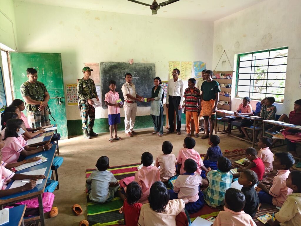 Seraikela-Kharsawan PolicePre-cultivation drive: सरायकेला-खरसावां पुलिस का प्री कल्टीवेशन ड्राइव, अफीम की अवैध खेती पर सख्ती 2 img 20250911 wa00367655970333085113131