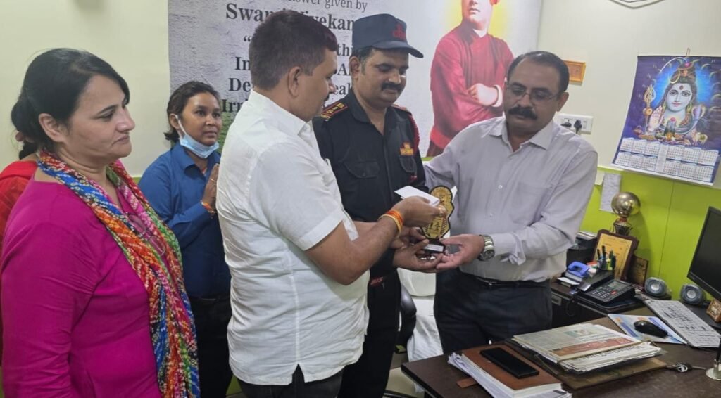 Adityapur Brave Guard Caught Thief: आदित्यपुर में जांबाज गार्ड की वीरता, लाखों की रकम बची 1 img 20250915 wa00872645671112450040463