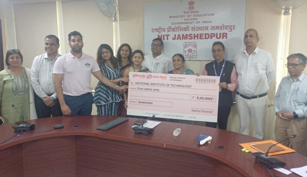 Adityapur NIT Mahavir Ram Memorial Trust Donate 20 lakhs: एनआईटी जमशेदपुर के मेधावी छात्रों को मिलेगी छात्रवृत्ति, महावीर राम मेमोरियल ट्रस्ट ने दिया 20 लाख का चेक 2 img 20250909 1607033133906251661969737
