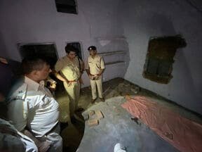 Jamshedpur : सिदगोड़ा में पुलिस और गिरोह के बीच मुठभेड़, एक अपराधी घायल 1 मुठभेड़ के बाद स्थल की जांच करती पुलिस