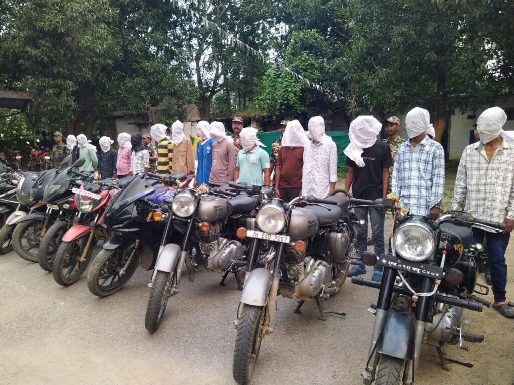 रांची पुलिस की बड़ी कार्रवाई: चोरी की 22 बाइकों के साथ 15 अपराधी गिरफ्तार IMG 20251015 WA0044