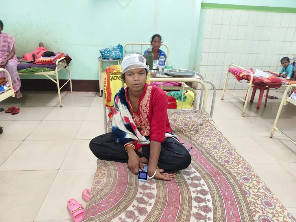 पति ने पत्नी को डंडे से पीटकर किया घायल, गुवा सेल अस्पताल में भर्ती IMG 20251017 WA0004