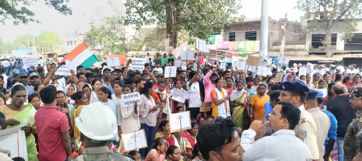 चाईबासा में ग्रामीणों का जोरदार विरोध प्रदर्शन, नो-एंट्री नियम और गिरफ्तार साथियों की रिहाई की मांग 1 नो एंट्री को लेकर विरोध प्रदर्शन करते ग्रामीण