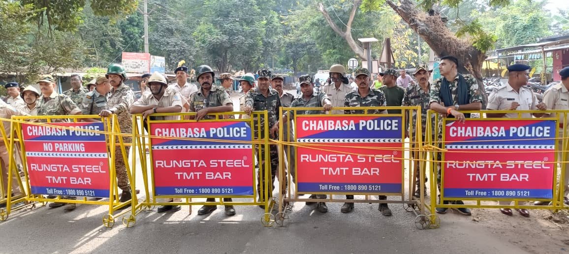 चाईबासा में ग्रामीणों का जोरदार विरोध प्रदर्शन, नो-एंट्री नियम और गिरफ्तार साथियों की रिहाई की मांग 2 सुरक्षा में तैनात पुलिस जवान