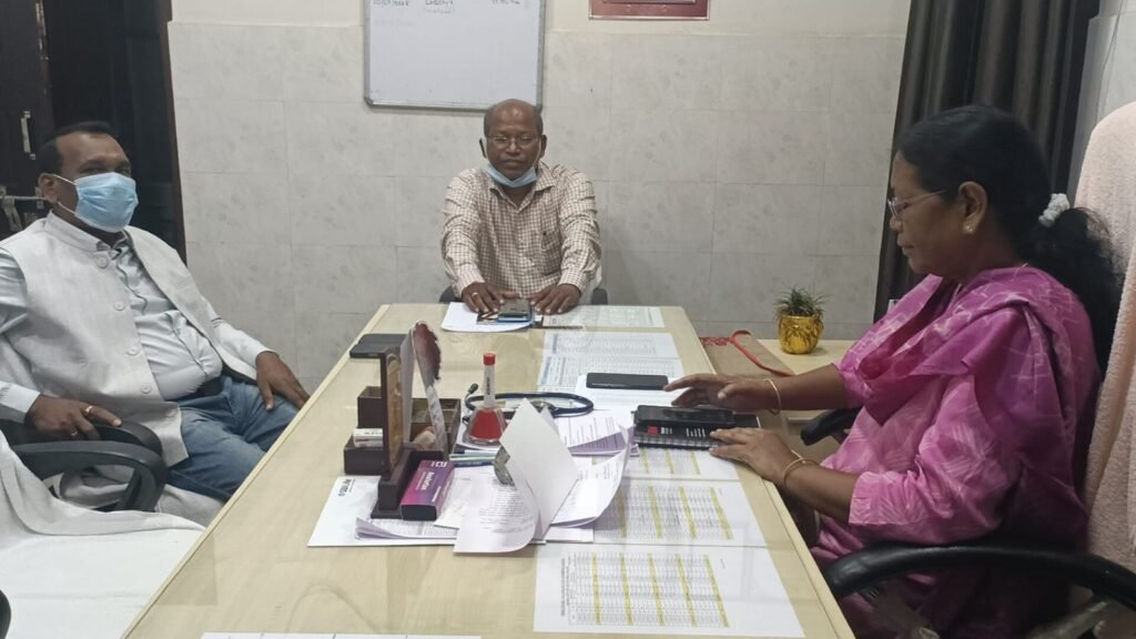 Chaibasa HIV Blood Case : थैलीसीमिया पीड़ित बच्चों को एचआईवी संक्रमित रक्त चढ़ाने का मामला गरमाया, पूर्व मुख्यमंत्री मधु कोड़ा ने की तीखी टिप्पणी सिविल सर्जन से मुलाकात करते पूर्व मुख्यमंत्री मधु कोड़ा