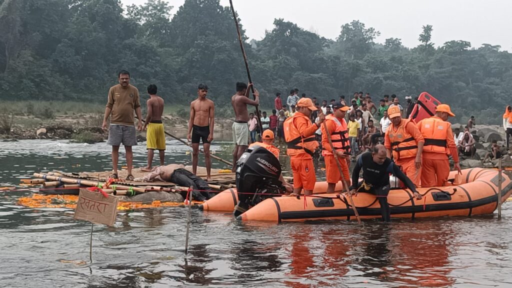 Chandil : चांडिल छठ घाट हादसे में दो के शव मिले, रेस्क्यू जारी रेस्क्यू टीम तलाश करते हुए