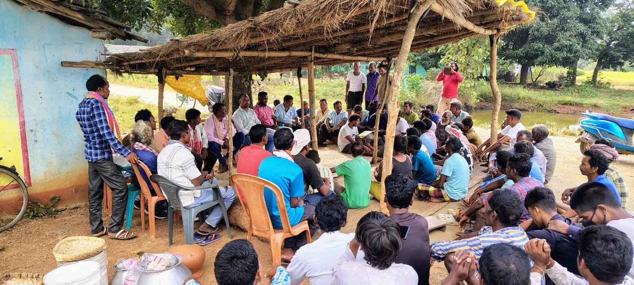 ग्रामीणों के साथ बैठक करते हो समाज के लोग