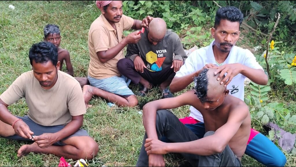 दोनों परिवार के सदस्यों का मुंडन करवाते हुए
