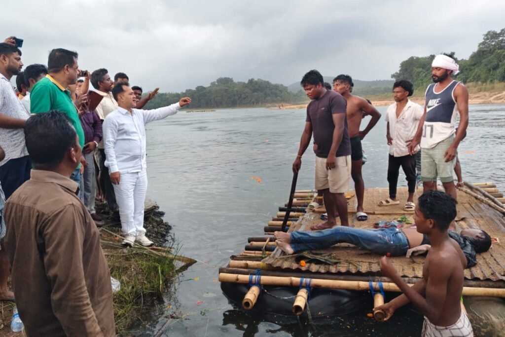 Adityapur Sad news:आदित्यपुर में शोक की लहर, चांडिल छठ घाट मे पिता-पुत्र समेत तीन की मौत, पुरेंद्र नारायण सिंह- ओम प्रकाश ने दी श्रद्धांजलि IMG 20251028 WA0085