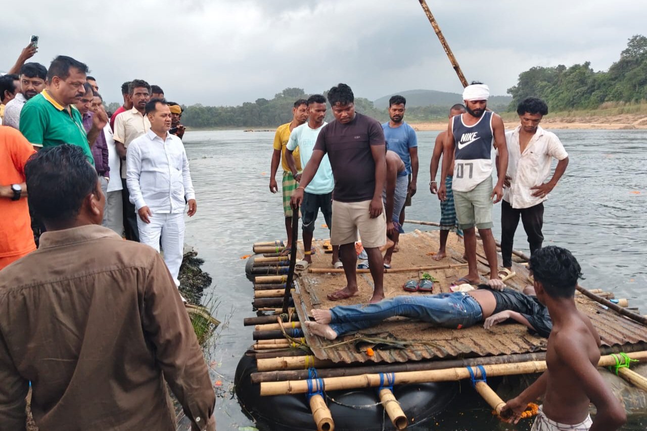 Adityapur Sad news:आदित्यपुर में शोक की लहर, चांडिल छठ घाट मे पिता-पुत्र समेत तीन की मौत, पुरेंद्र नारायण सिंह- ओम प्रकाश ने दी श्रद्धांजलि 2 IMG 20251028 WA0086