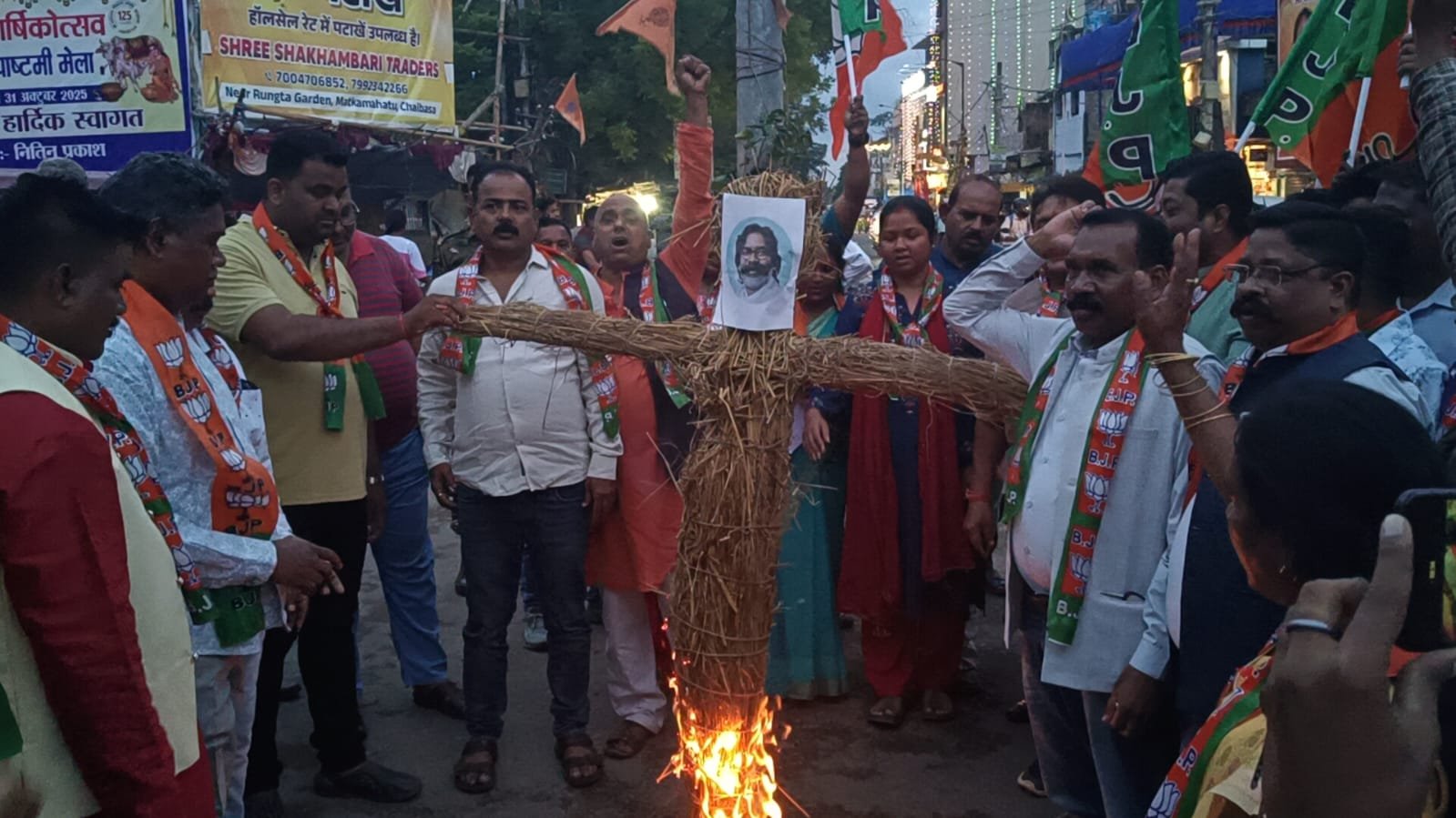 चाईबासा पुलिसिया कार्रवाई के विरोध में पुतला दहन, 29 अक्टूबर को संपूर्ण कोल्हान बंद 1 सीएम हेमंत सोरेन का पुतला दहन करते भाजपाई