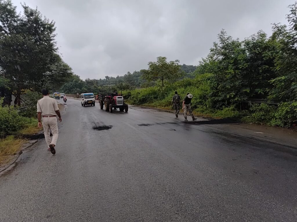 कोल्हान बंद : चाईबासा पुलिस सतर्क, सड़कों से जाम हटाकर आवागमन बहाल करवाया IMG 20251029 WA0074