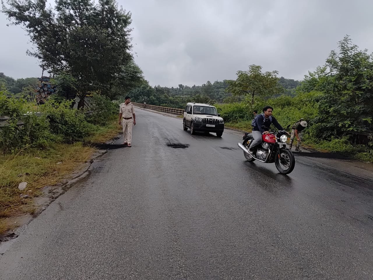 कोल्हान बंद : चाईबासा पुलिस सतर्क, सड़कों से जाम हटाकर आवागमन बहाल करवाया 2 IMG 20251029 WA0078