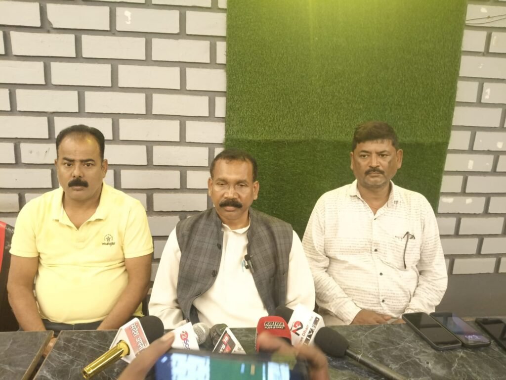 चाईबासा : कोल्हान बंद की सफलता पर मधु कोड़ा ने जताया आभार, उपायुक्त की टिप्पणी पर नाराज़गी प्रेस कांफ्रेंस करते पूर्व मुख्यमंत्री मधु कोड़ा