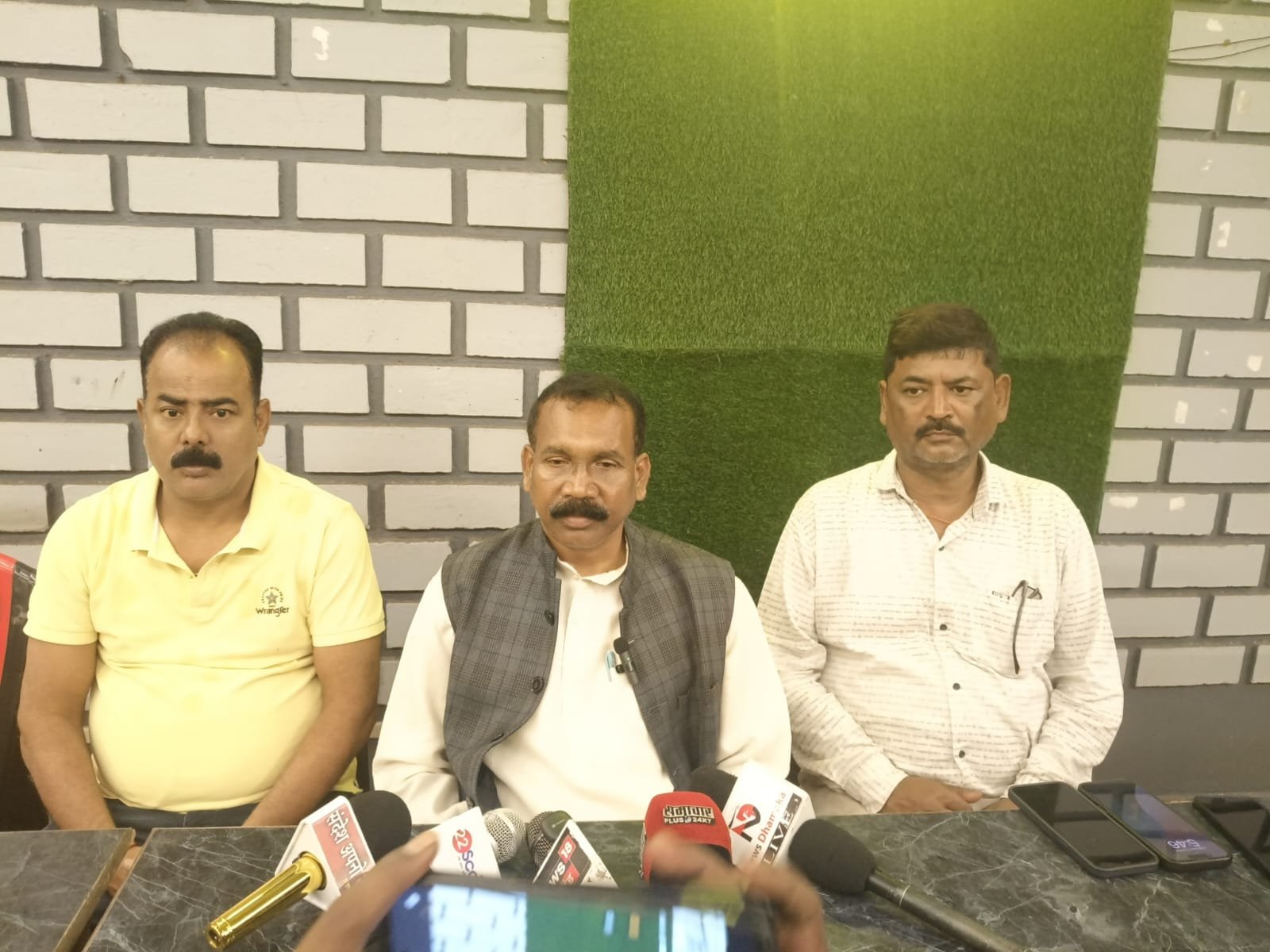 चाईबासा : कोल्हान बंद की सफलता पर मधु कोड़ा ने जताया आभार, उपायुक्त की टिप्पणी पर नाराज़गी 1 प्रेस कांफ्रेंस करते पूर्व मुख्यमंत्री मधु कोड़ा