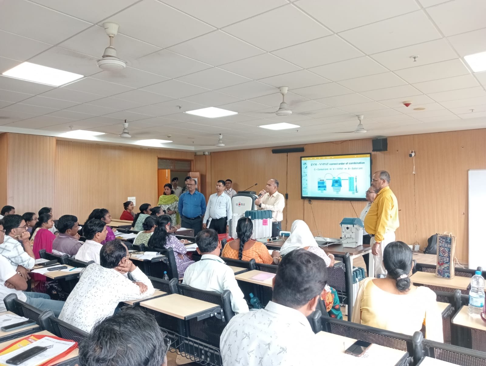 घाटशिला उपचुनाव 2025 : मतदान दलों के दूसरे चरण का प्रशिक्षण जारी, जिला निर्वाचन पदाधिकारी ने दी सख्त हिदायत — “मतदान दिवस पर लापरवाही बर्दाश्त नहीं” 1 IMG 20251031 WA0023