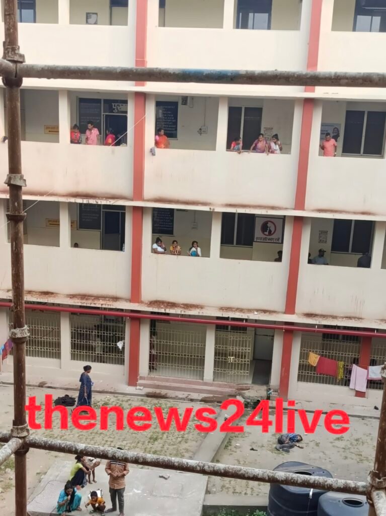 चाईबासा सदर अस्पताल में युवक ने तीसरी मंजिल से कूदकर दी जान, पुलिस जांच में जुटी चाईबासा सदर अस्पताल के बिल्डिंग से कूद गया मरीज