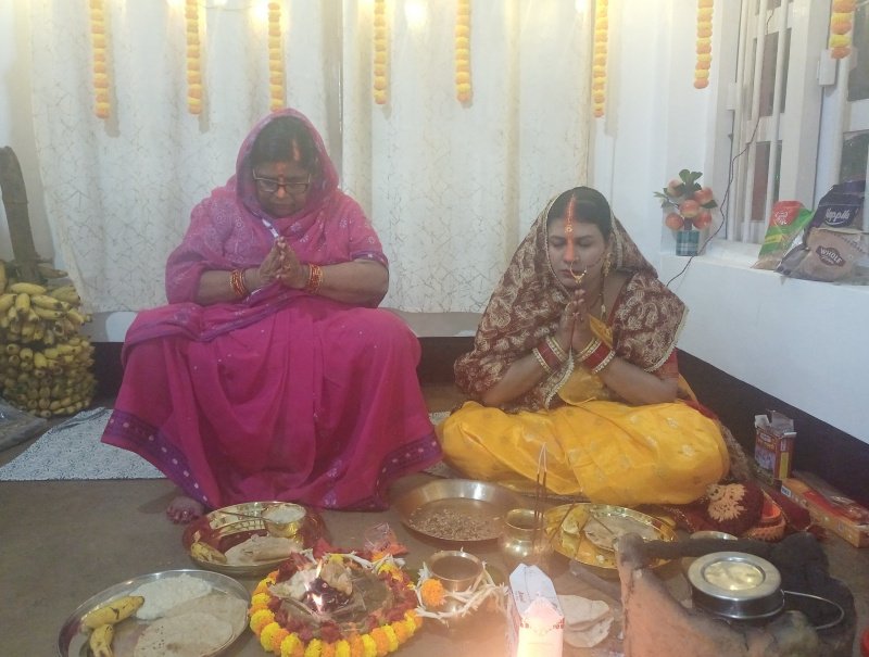 Adityapur Chhath: आस्था और श्रद्धा का पर्व: खरना के बाद छठ व्रतियों का निर्जला तप आरंभ IMG 20251026 200229