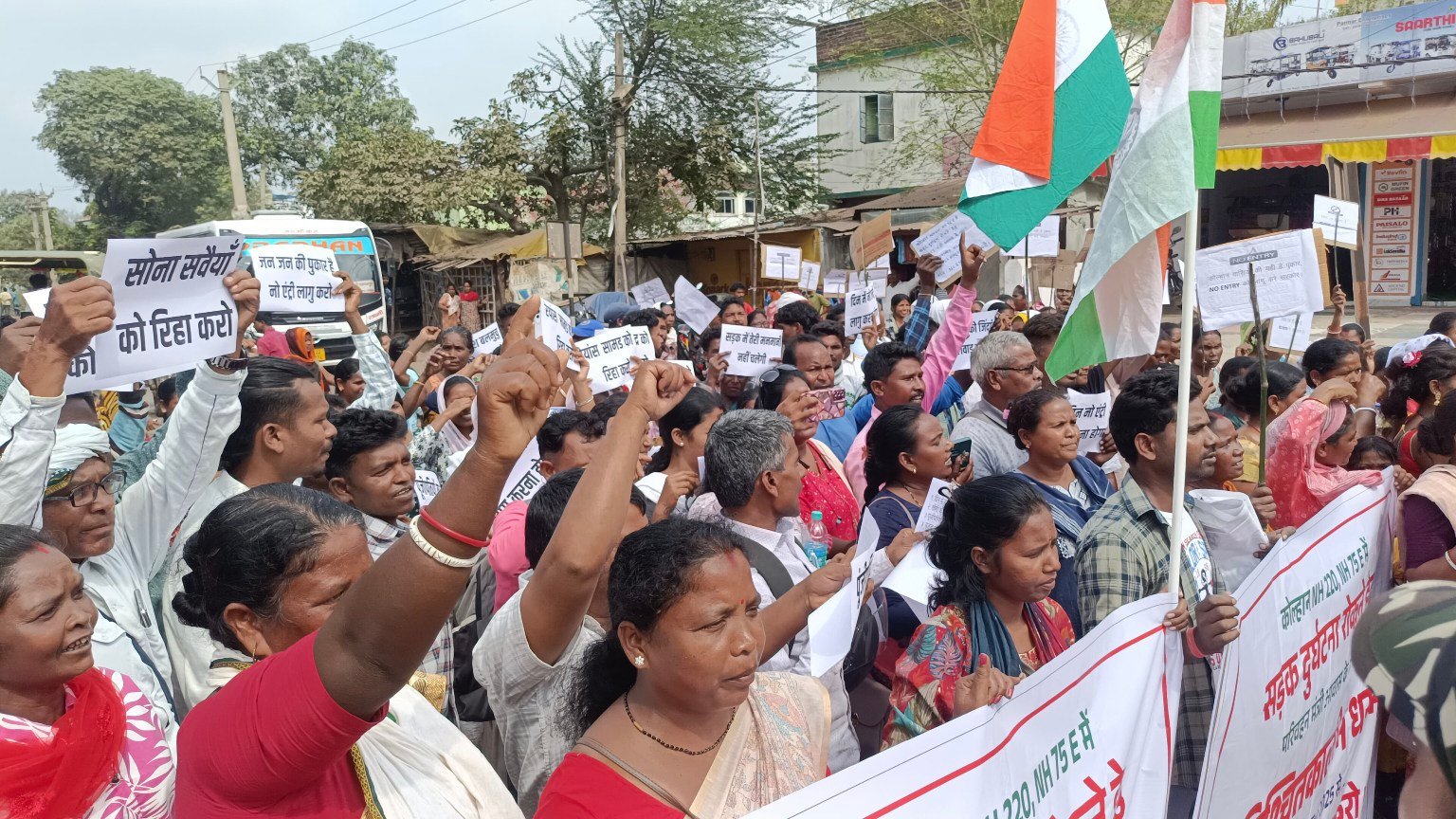 चाईबासा में ग्रामीणों का जोरदार विरोध प्रदर्शन, नो-एंट्री नियम और गिरफ्तार साथियों की रिहाई की मांग 3 विरोध प्रदर्शन करते महिलाएं व पुरुष
