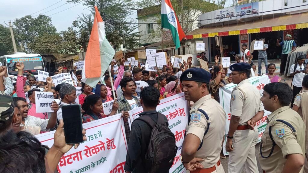 चाईबासा में ग्रामीणों का जोरदार विरोध प्रदर्शन, नो-एंट्री नियम और गिरफ्तार साथियों की रिहाई की मांग IMG 20251027 151741