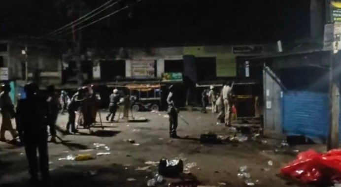 चाईबासा में बवाल: नो-एंट्री आंदोलन में पुलिस-ग्रामीण भिड़ंत, पथराव और लाठीचार्ज से थर्राया शहर 2 पत्थरबाजी का जबाब देते पुलिसकर्मी