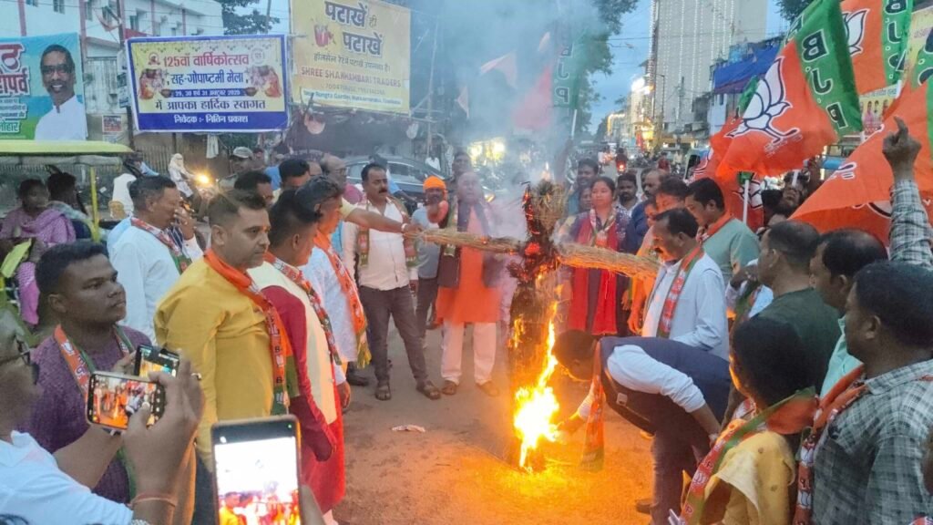 चाईबासा पुलिसिया कार्रवाई के विरोध में पुतला दहन, 29 अक्टूबर को संपूर्ण कोल्हान बंद सीएम हेमंत सोरेन का पुतला दहन करते भाजपाई