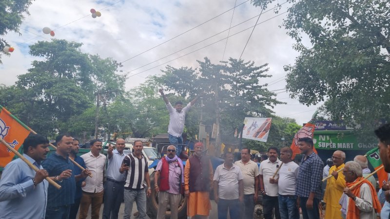 Adityapur Bjp Kolhan Band: कोल्हान बंदी के समर्थन में आरआईटी मंडल भाजपा का जोरदार प्रदर्शन, हेमंत सरकार के खिलाफ फूटा आक्रोश 1 IMG 20251029 201456