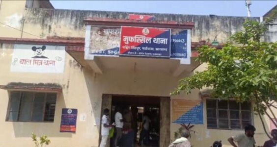 चाईबासा में नो-एंट्री विवाद: 16 लोग गिरफ्तार, आदिवासी समाज ने दिया प्रशासन को 24 घंटे का अल्टीमेटम IMG 20251030 123327