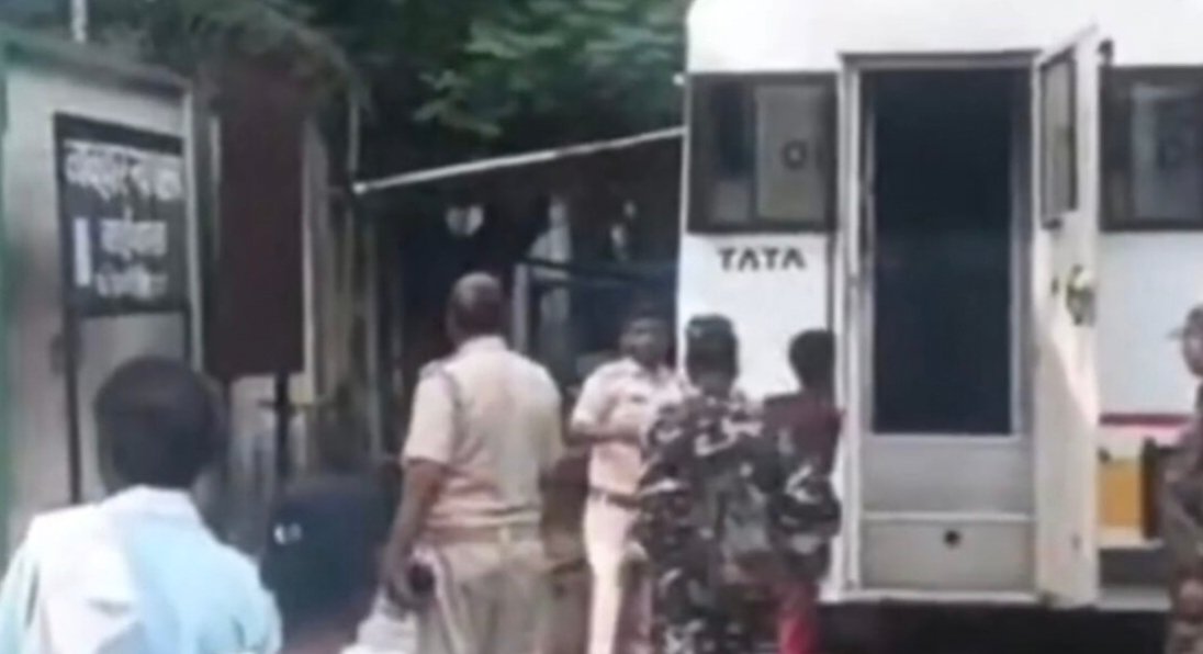 चाईबासा में नो-एंट्री विवाद: 16 लोग गिरफ्तार, आदिवासी समाज ने दिया प्रशासन को 24 घंटे का अल्टीमेटम 1 गिरफ्तार लोगों को न्यायिक हिरासत में भेजते हुए