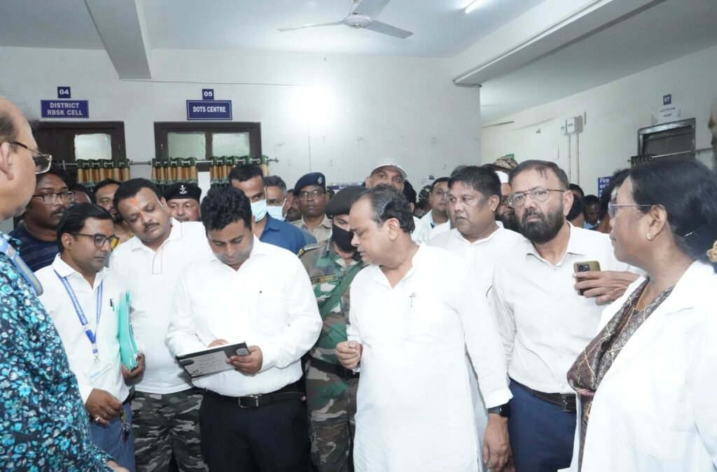 चाईबासा पहुंचे स्वास्थ्य मंत्री इरफान अंसारी, सदर अस्पताल का किया निरीक्षण – ब्लड बैंक जांच पर दिया जोर IMG 20251030 183400