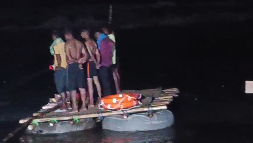 स्वर्णरेखा नदी में खोजते गोताखोर स्वर्णरेखा नदी में खोजते गोताखोर