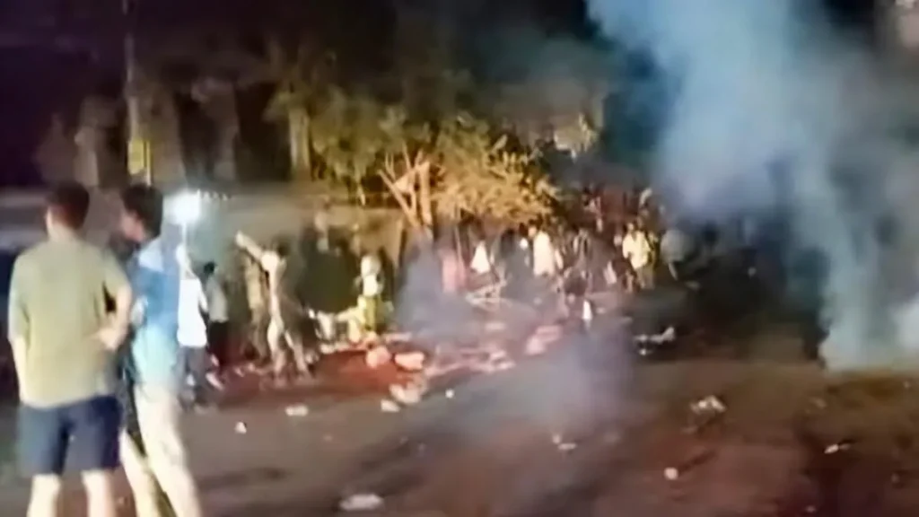 चाईबासा में बवाल: नो-एंट्री आंदोलन में पुलिस-ग्रामीण भिड़ंत, पथराव और लाठीचार्ज से थर्राया शहर पुलिस व धरना प्रदर्शन कर रहे लोग के बीच हुई झड़प, लाठीचार्ज