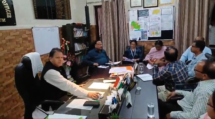 चाईबासा सदर अस्पताल में हड़कंप: थैलेसीमिया बच्चे को एचआईवी पॉजिटिव ब्लड चढ़ाने का मामला, रांची से पहुंची टीम, किया जांच