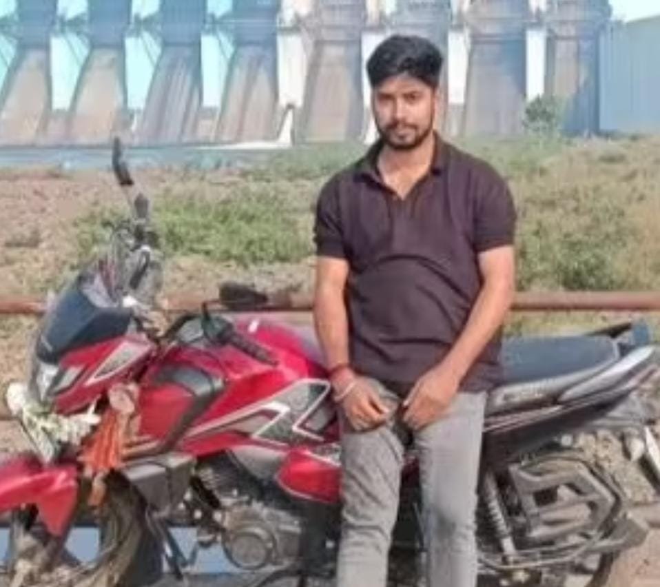 चांडिल: वीडियो कॉल के दौरान युवक की संदिग्ध मौत, परिजनों ने पुलिस पर लापरवाही का आरोप 25b5bba0 1382 4d9c 95f9 899aeb33fe12 1